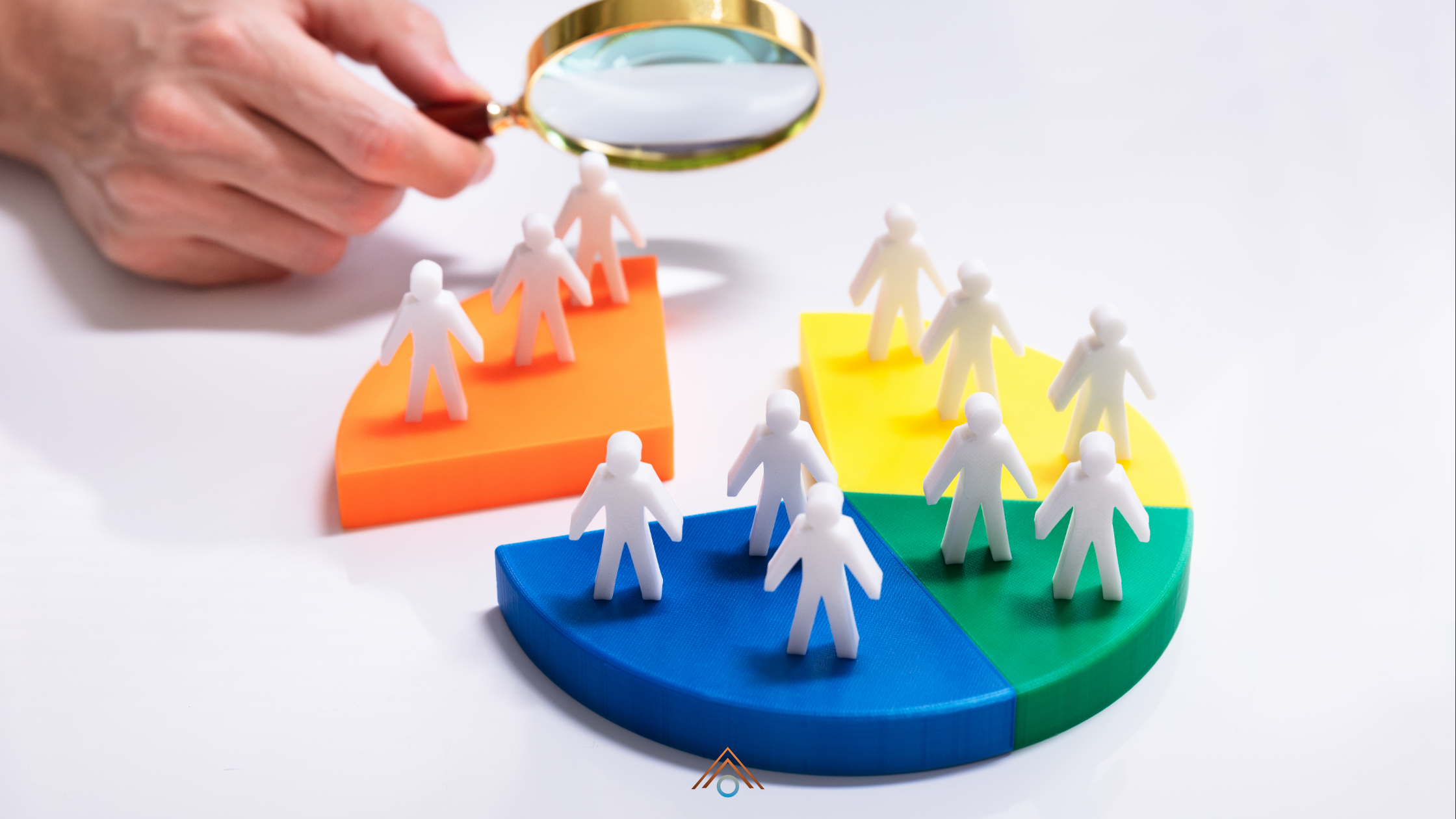 Segmentação de clientes representada por gráfico circular colorido dividido em grupos, com miniaturas de pessoas e uma lupa analisando um dos segmentos.